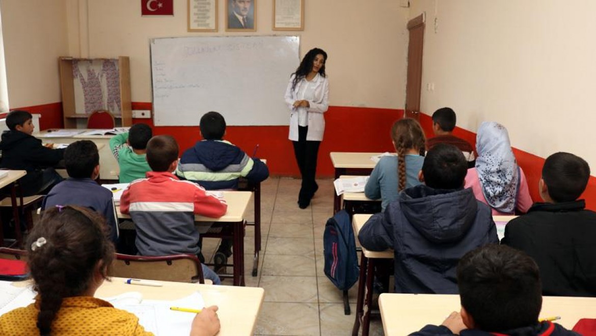 'Benim Öğrencim' Dedi 95 Kız Çocuğunu Okullu Yaptı