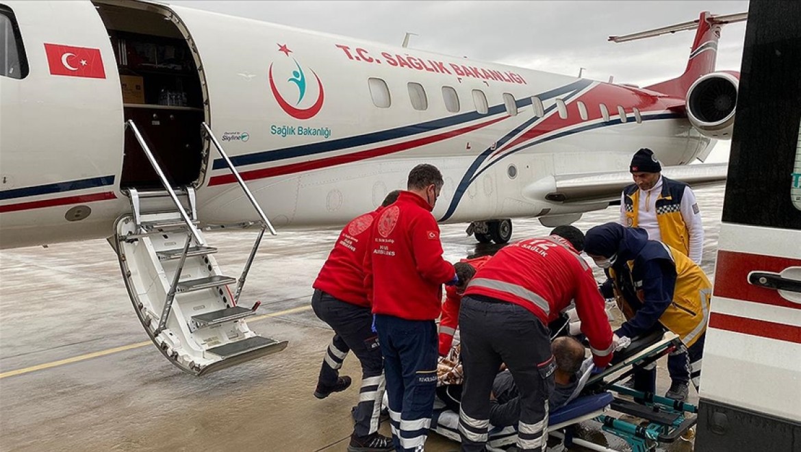 Almanya'da yoğun bakımda tedavi gören öğretmen ambulans uçakla Türkiye'ye getirildi