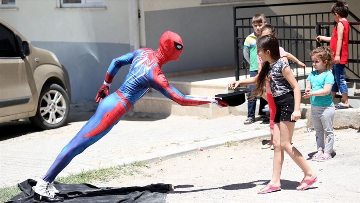 Antalyalı 'Örümcek Adam'dan çocuklara bayram şekeri