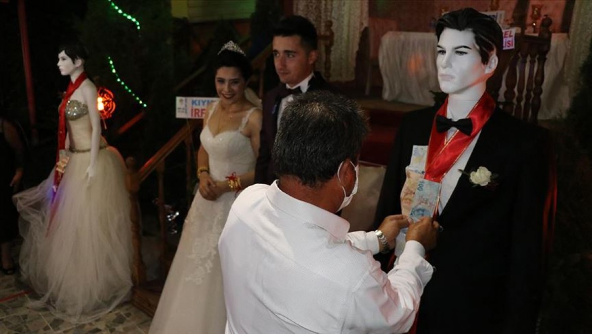 Karabük'teki bir düğünde takılar cansız mankenlere takıldı