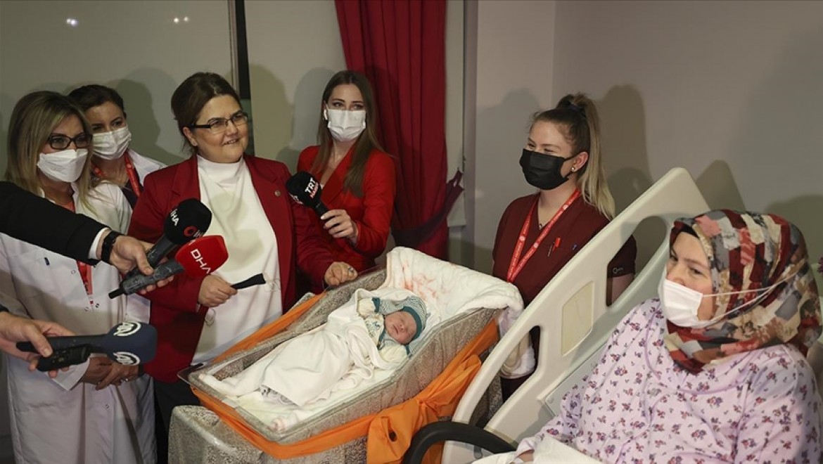 Aile ve Sosyal Hizmetler Bakanı Yanık, başkentte yeni yılın ilk bebeğini ziyaret etti