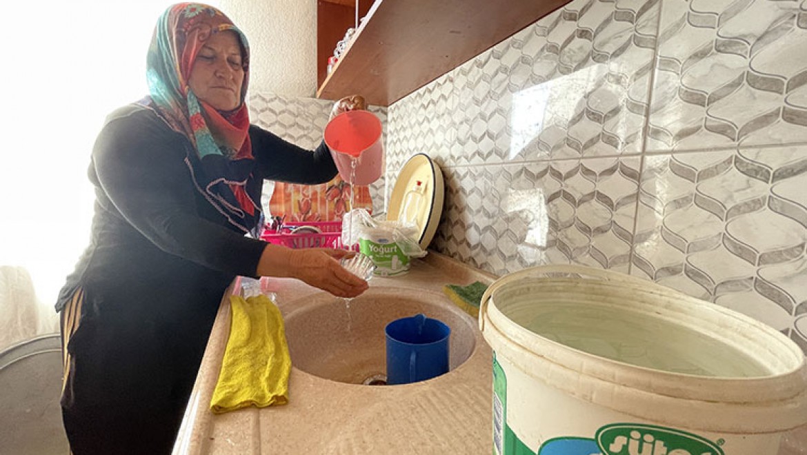 Antalya'da aboneliği olup şebekesi bulunmayan mahalle sakinleri evlerine su gelmesini istiyor