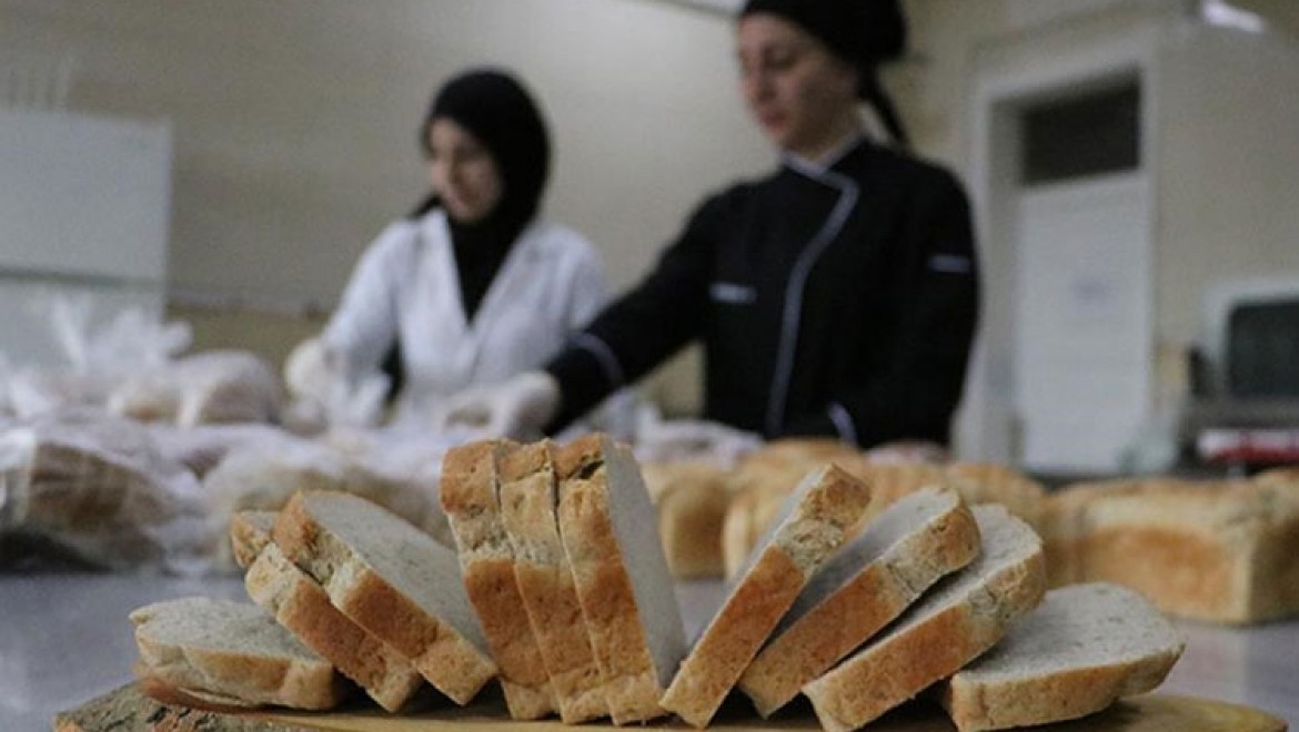 Diyarbakır'da kurulan "glütensiz mutfak"ta çölyak hastası öğrencilere ekmek üretiliyor
