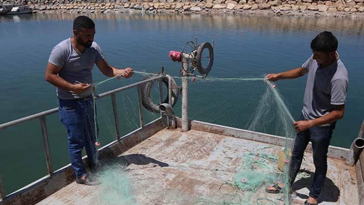 Balıkçılar yarın 'vira bismillah' diyerek Van Gölü'ne ağ atacak