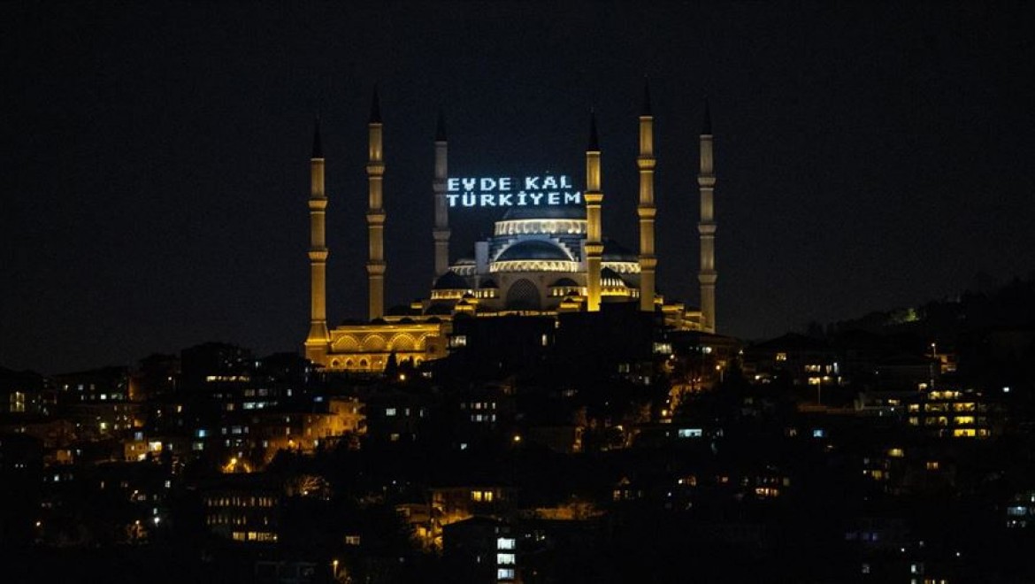 İstanbul'da Beraat Kandili'nde mahya aracılığıyla 'Evde kal' mesajı