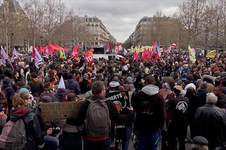 Paris'te hükümetin göç yasa tasarısına karşı çıkanlar gösteri yaptı