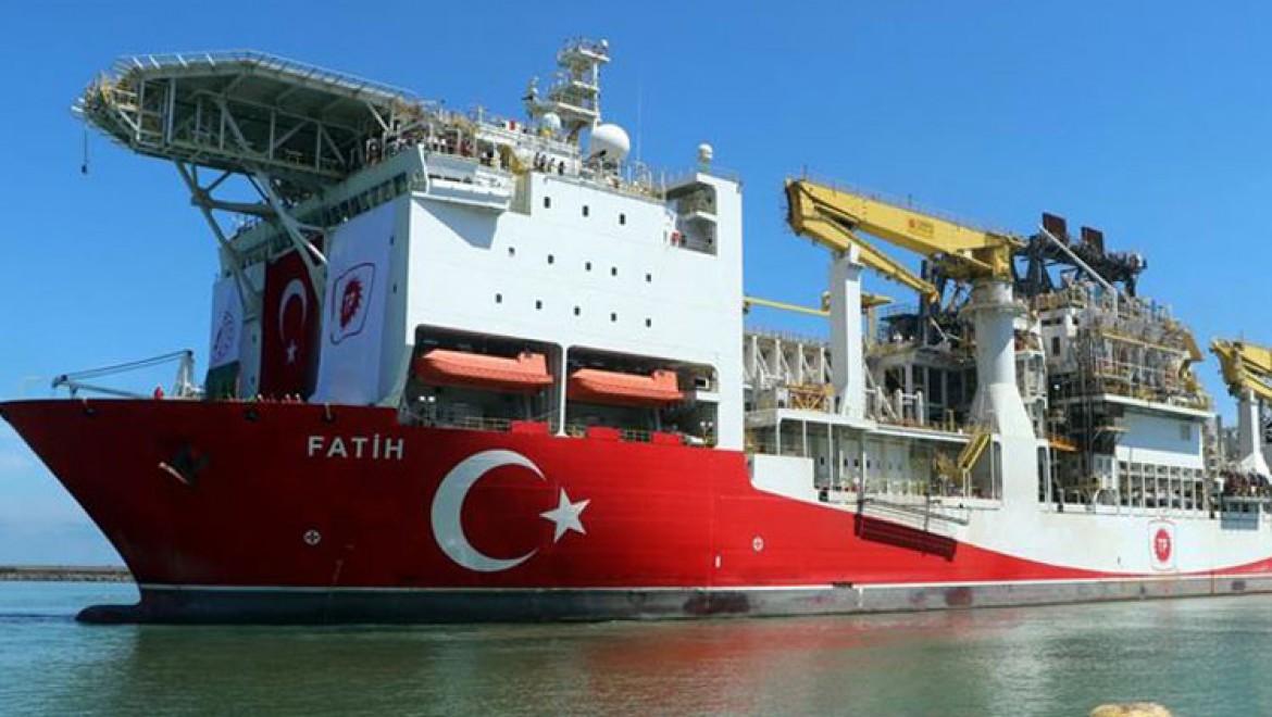 Türkiye'nin ilk yerli sondaj gemisi 'Fatih' Trabzon Limanı'na demir attı
