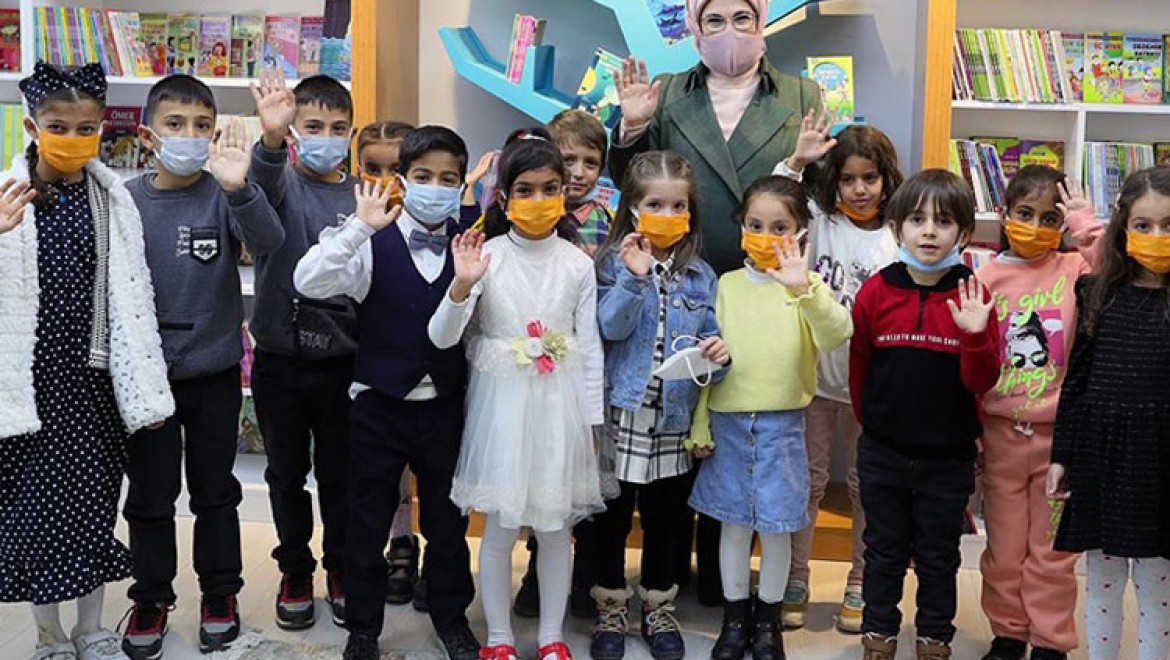 Emine Erdoğan Siirt'teki bir okula kazandırılan kütüphanenin açılışını yaptı