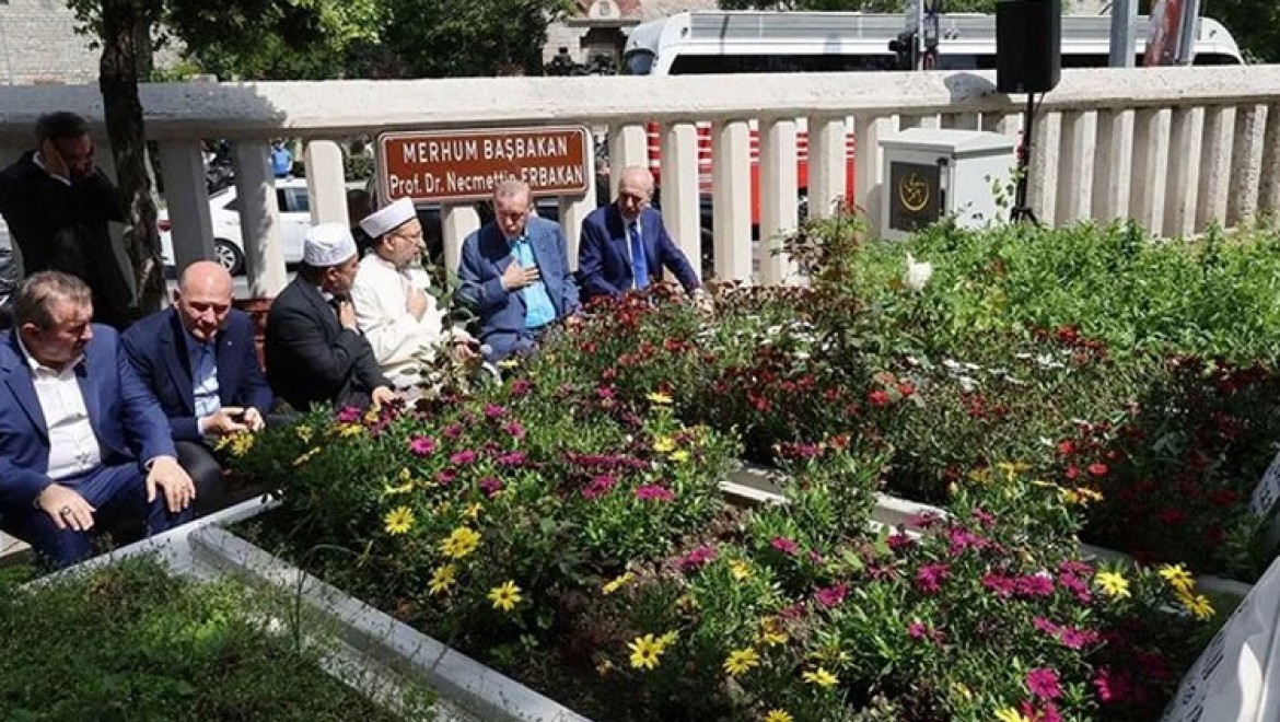 Cumhurbaşkanı Erdoğan, Özal ile Erbakan'ın kabirlerini ziyaret etti