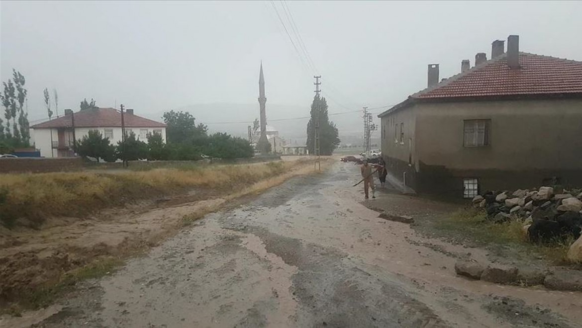 Sivas'ta sağanak sele neden oldu