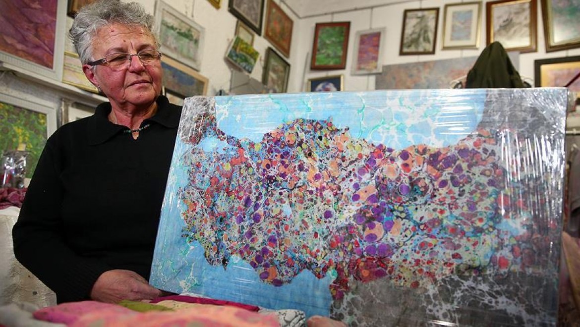 Ebru sanatıyla harita çiziyor