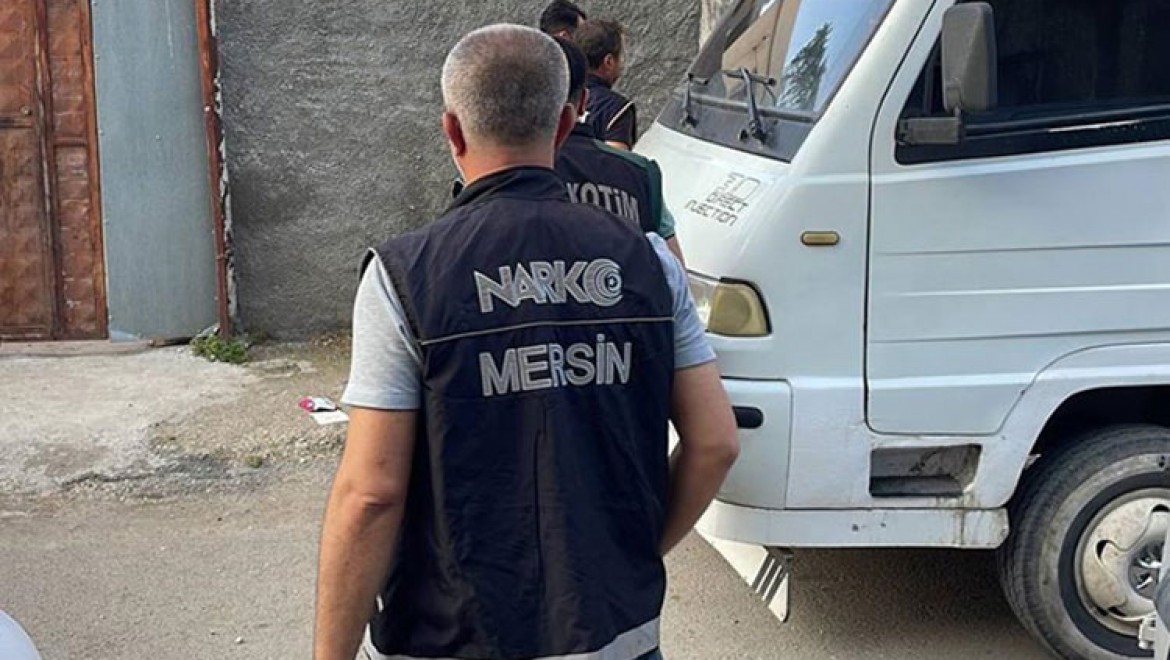 Mersin'de haklarında yakalama kararı bulunan şüphelilere şafak operasyonu