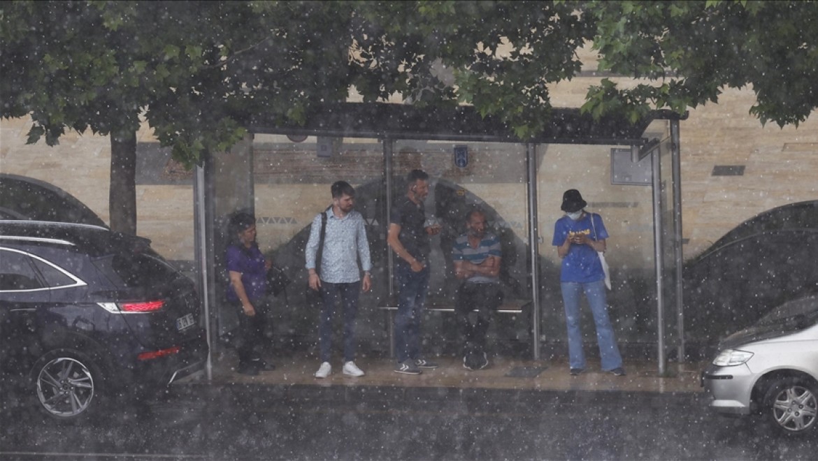 Ankara'da eğitime yağmur arası