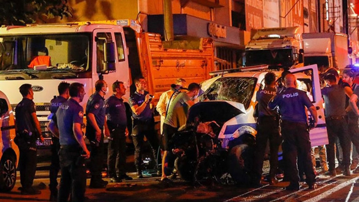 İzmir'de polis aracıyla otomobilin çarpışması sonucu 1 polis şehit oldu