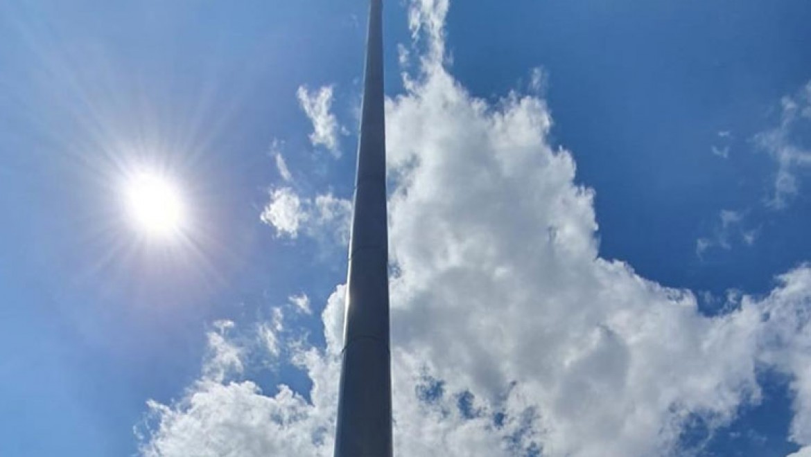 İstanbul'un Çamlıca Tepesi'ne dikilen 111 metrelik bayrak direği, yarın devasa Türk bayrağı ile buluşacak