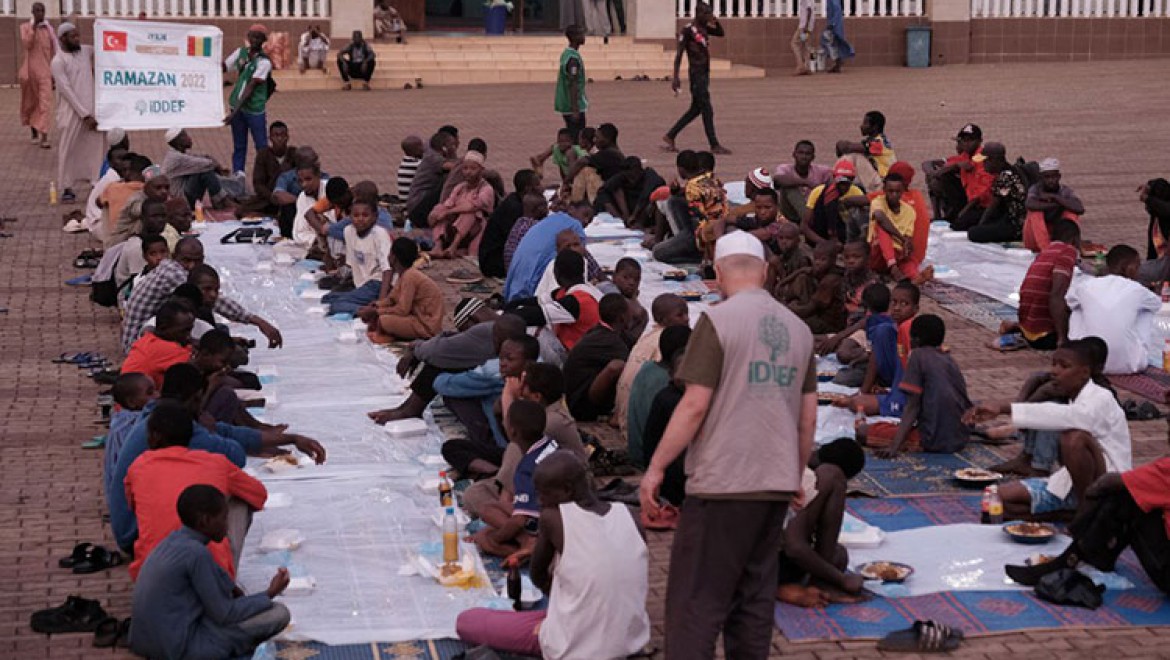 Gine'de Her Gün 3 Bin İhtiyaç Sahibinin Yüzü Gülüyor