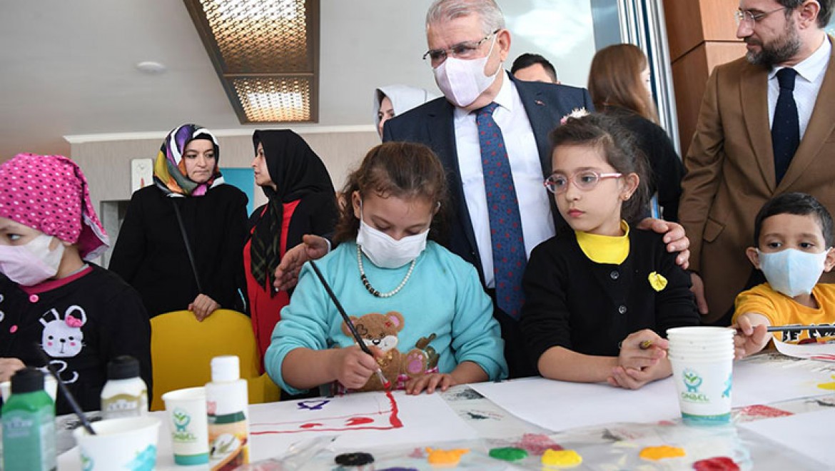 Başkan Mahçiçek Lösemili Çocuklarla Mutluluğun Resmini Yaptı