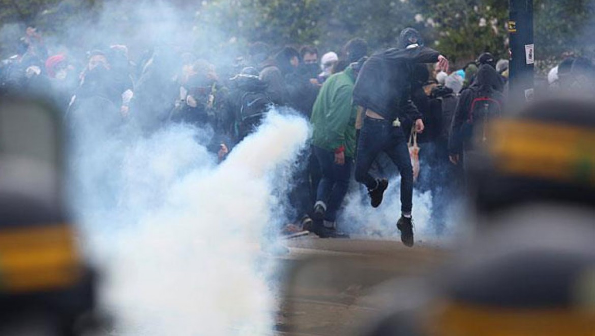 Fransa'da Polis İle Göstericiler Arasında Çatışma