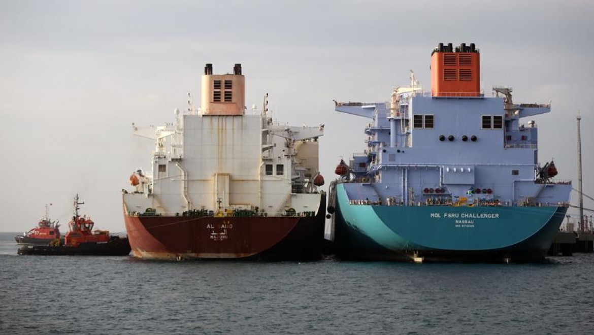 İki Dev Gemi Arasında LNG Transferi