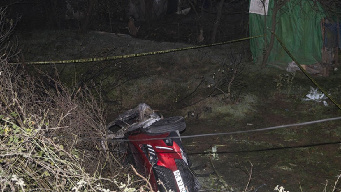 Eyüpsultan'da devrilen otomobilde bulunan iki kişi hayatını kaybetti