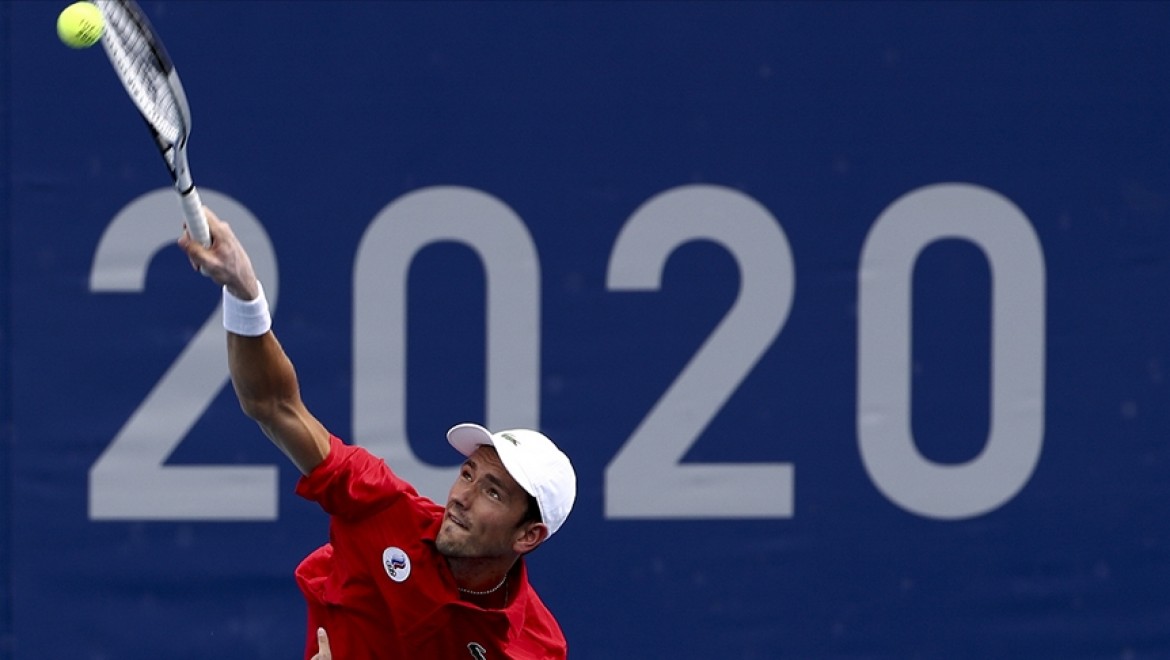 Rus tenisçi Daniil Medvedev, sıcak hava nedeniyle Tokyo 2020 maçında sağlık sorunları yaşadı