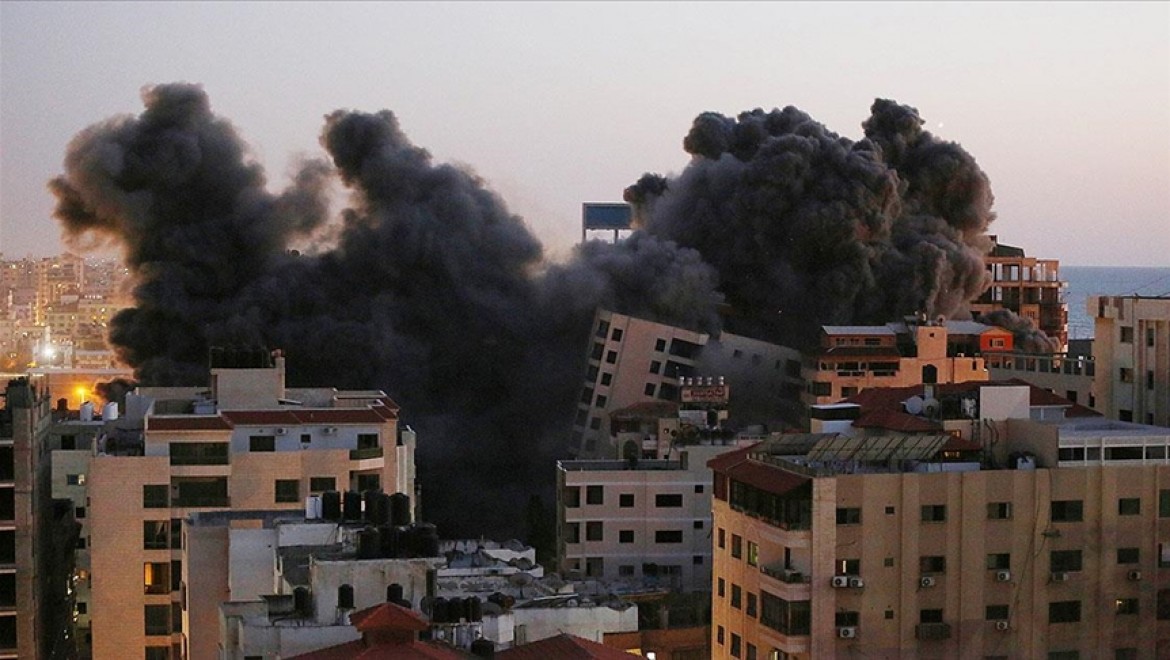İsrail, Gazze'nin batısında sivillerin yaşadığı 12 katlı Hanadi Kulesi'ni hava saldırısıyla yıktı