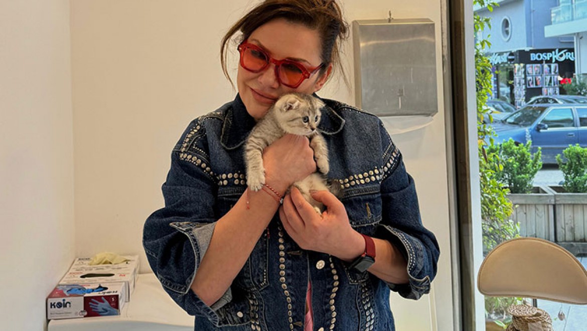 Türk pop müziğinin güçlü seslerinden Deniz Seki 1,5 aylık yavru bir kedi sahiplendi