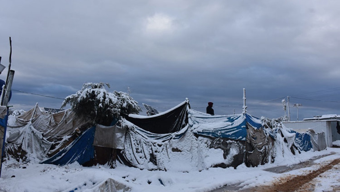 Suriye'nin kuzeyinde sığınmacı kamplarında kar yağışı sonucu çok sayıda çadır yıkıldı