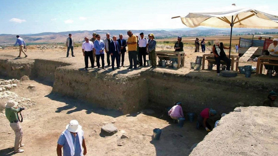 2 bin 500 Yıllık Pers Sarayının Sütunları Gün Yüzüne Çıktı