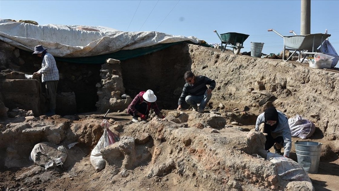 Üçhöyük kazısında mutfak kapları, bakır ve demir işçiliği malzemeleri bulundu