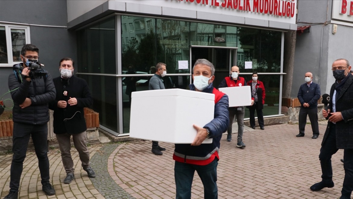 Samsun'da Kovid-19 aşılarının sağlık çalışanlarına yapılmak üzere hastanelere dağıtımına başlandı