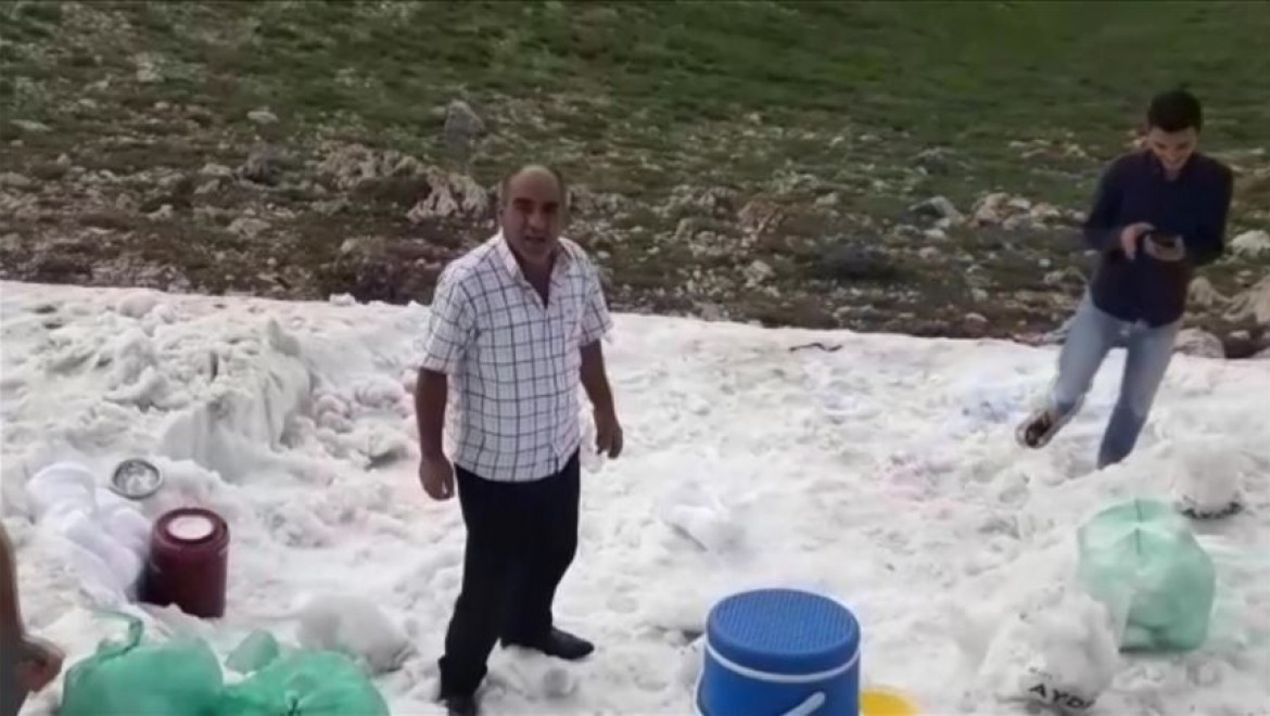 Sıcaktan bunalanlar iftarı Nemrut Dağı'ndaki kar ile yapıyor