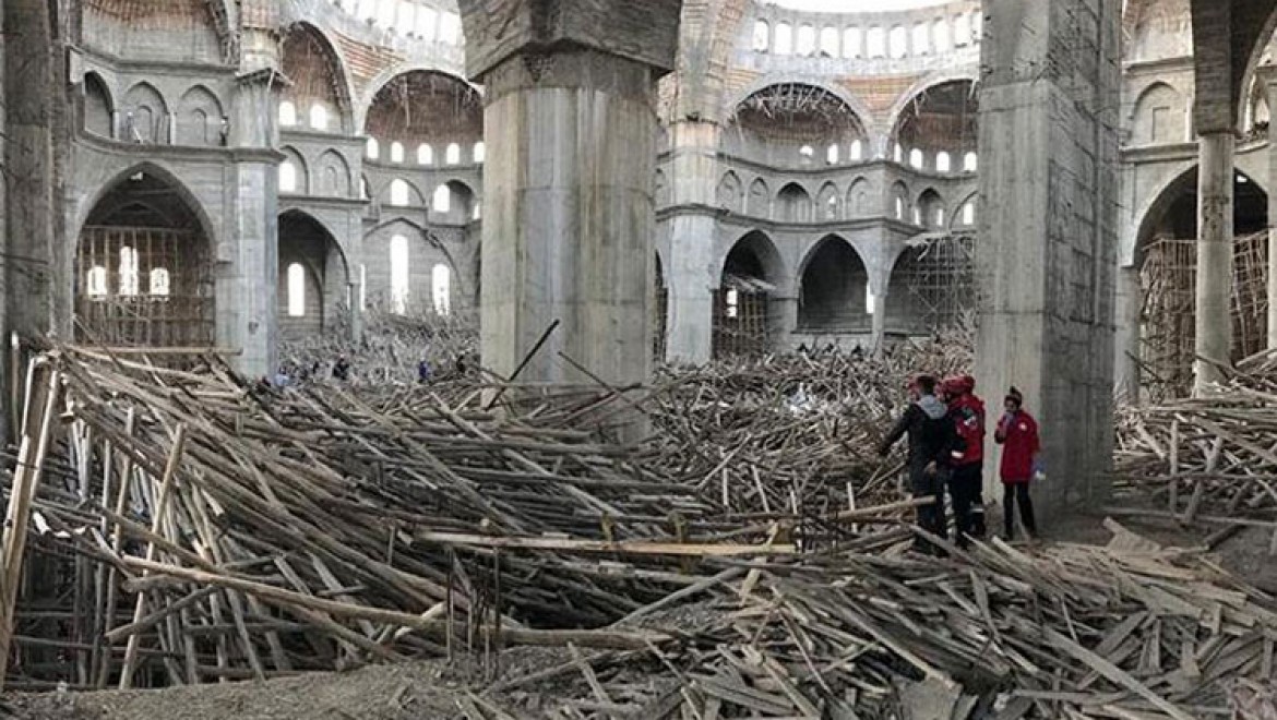 Cami inşaatında çöken iskelenin altında kalan inşaat mühendisi aranıyor