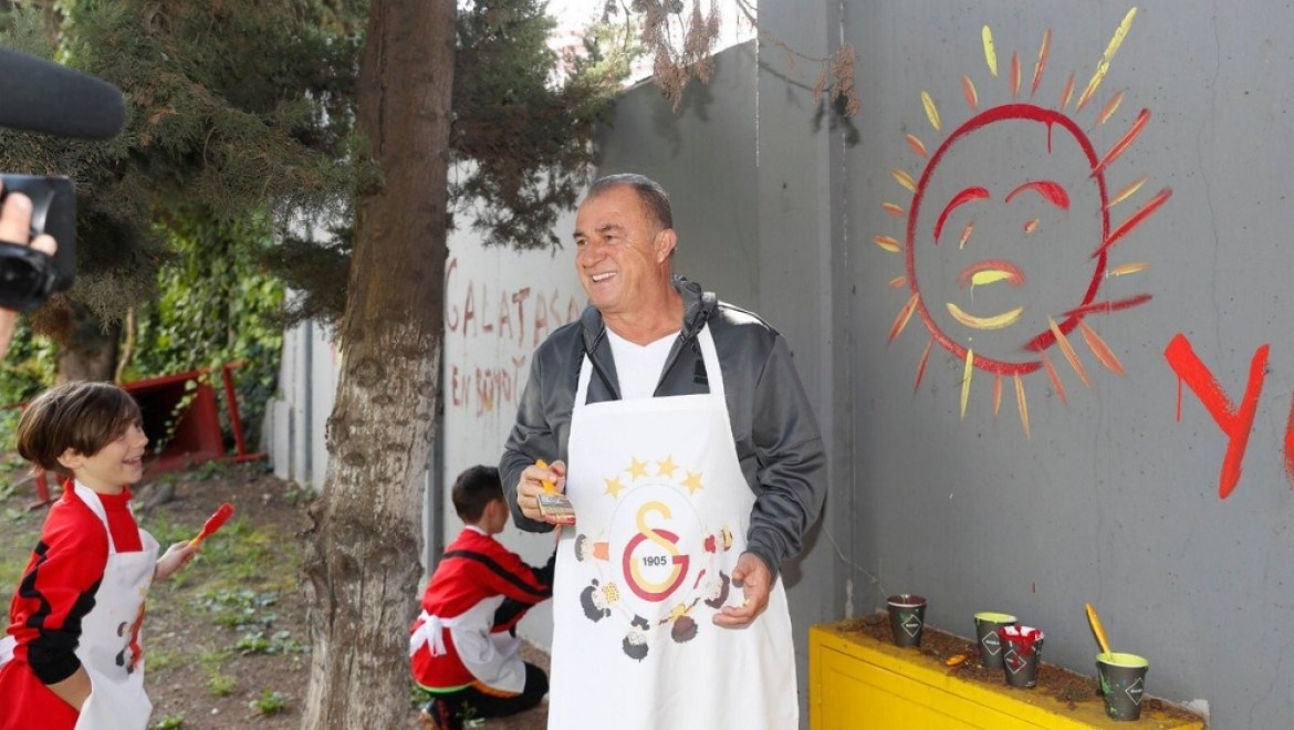 Fatih Terim ve minik futbolcular duvarları boyadı