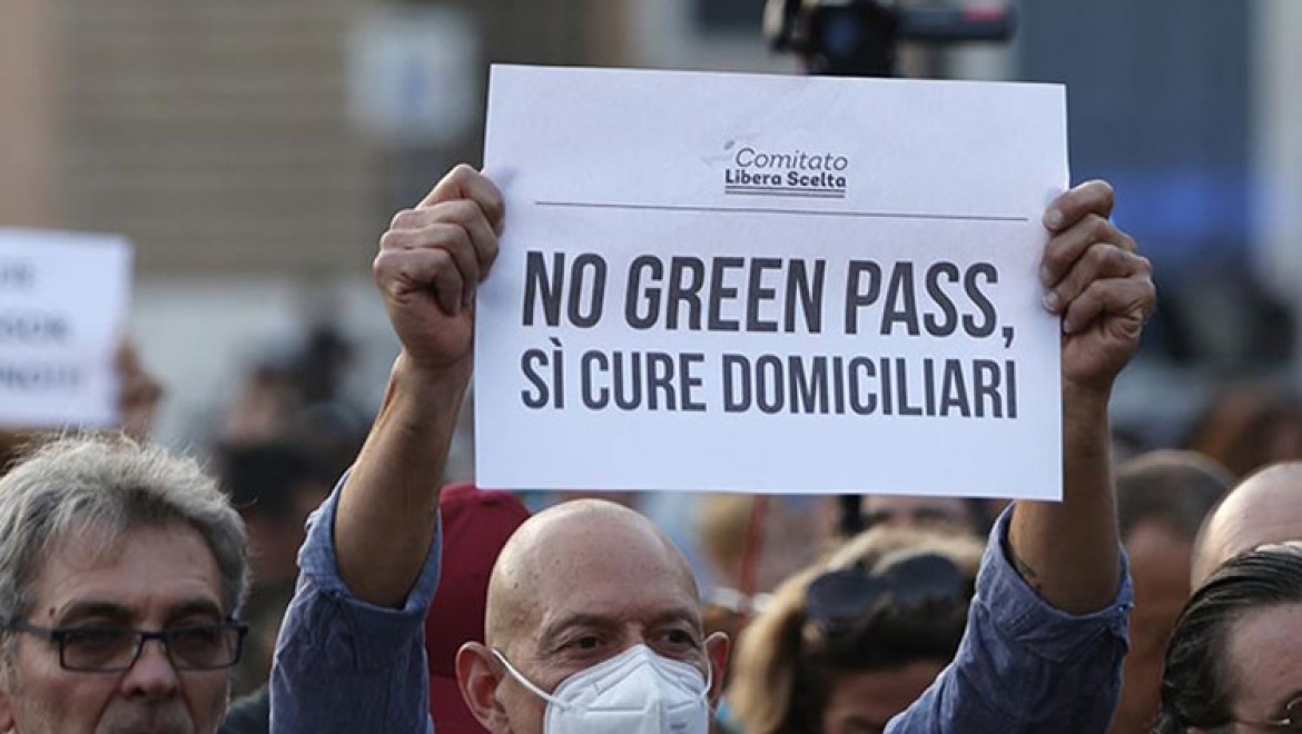 İtalya'da Kovid-19 önlemleri çerçevesinde çıkarılan 'Yeşil Geçiş' belgesine yönelik protestolar sürüyor