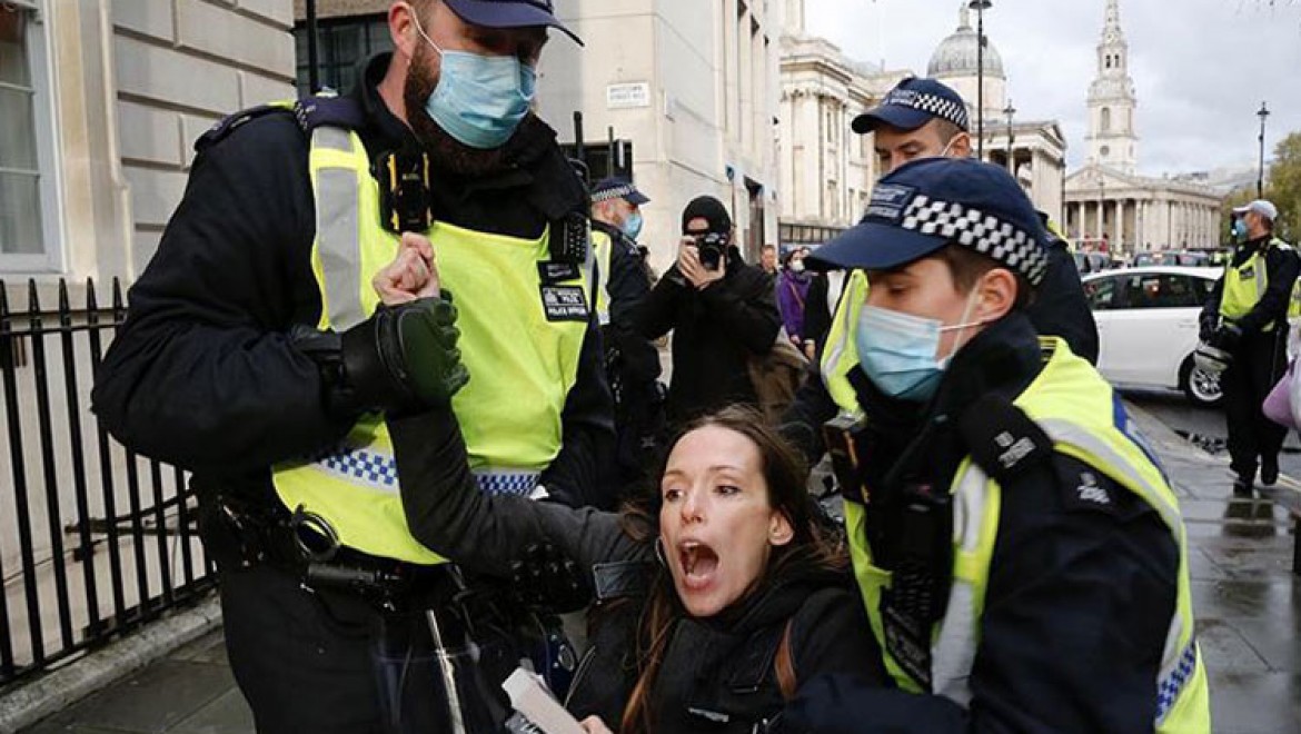 İngiltere'de polis Kovid-19 önlemleri karşıtı gösteriye müdahale etti
