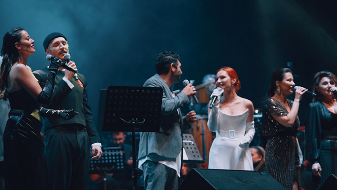 Turkcel Vadi Açıkhava Sahnesi'nda Murathan Mungan Şarkıları Hep Bir Ağızdan Söylendi