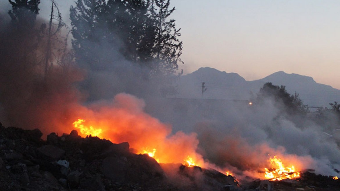 Antalya'da atık malzeme yangını korkuttu