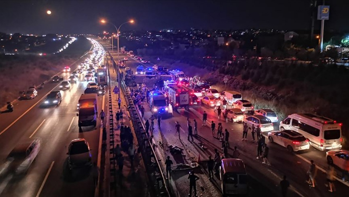 Kocaeli'de yolcu otobüsü devrildi: 1 ölü, 14 yaralı