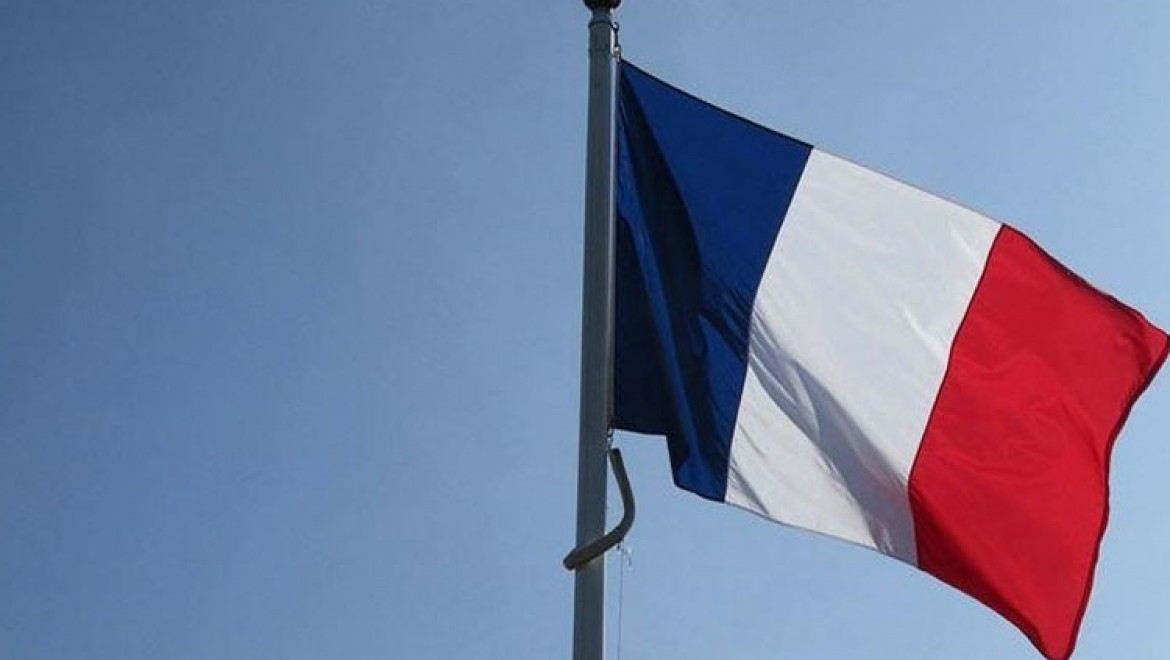 Fransa'da bazı seçim görevlilerinin başörtülü olması tartışma yarattı