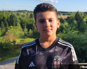 Türk bayrağını görünce duygulanan gurbetçi çocuğun görüntüsü sosyal medyada ilgi gördü