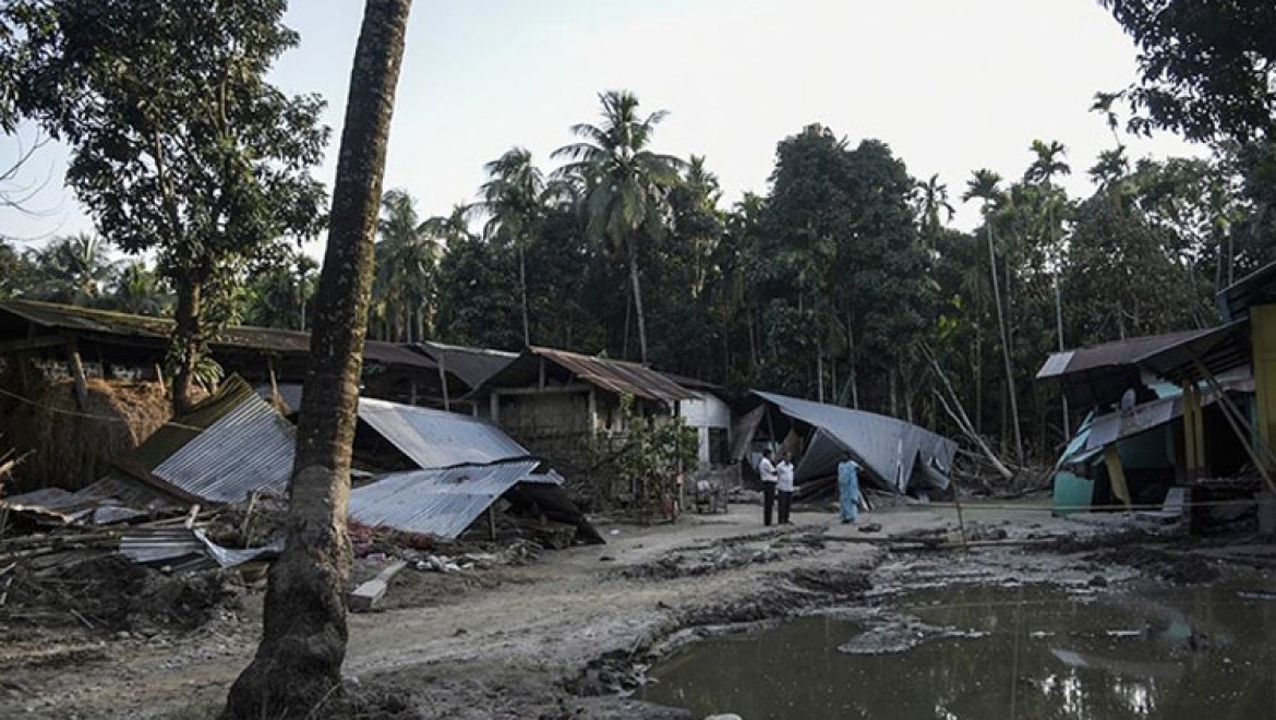 Bangladeş ve Hindistan son yılların en büyük sel felaketi ile karşı karşıya