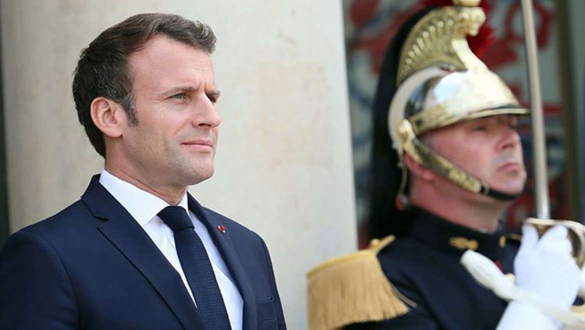 Macron'un bulunduğu yeri sosyal medyada paylaşan gazeteciye gözaltı
