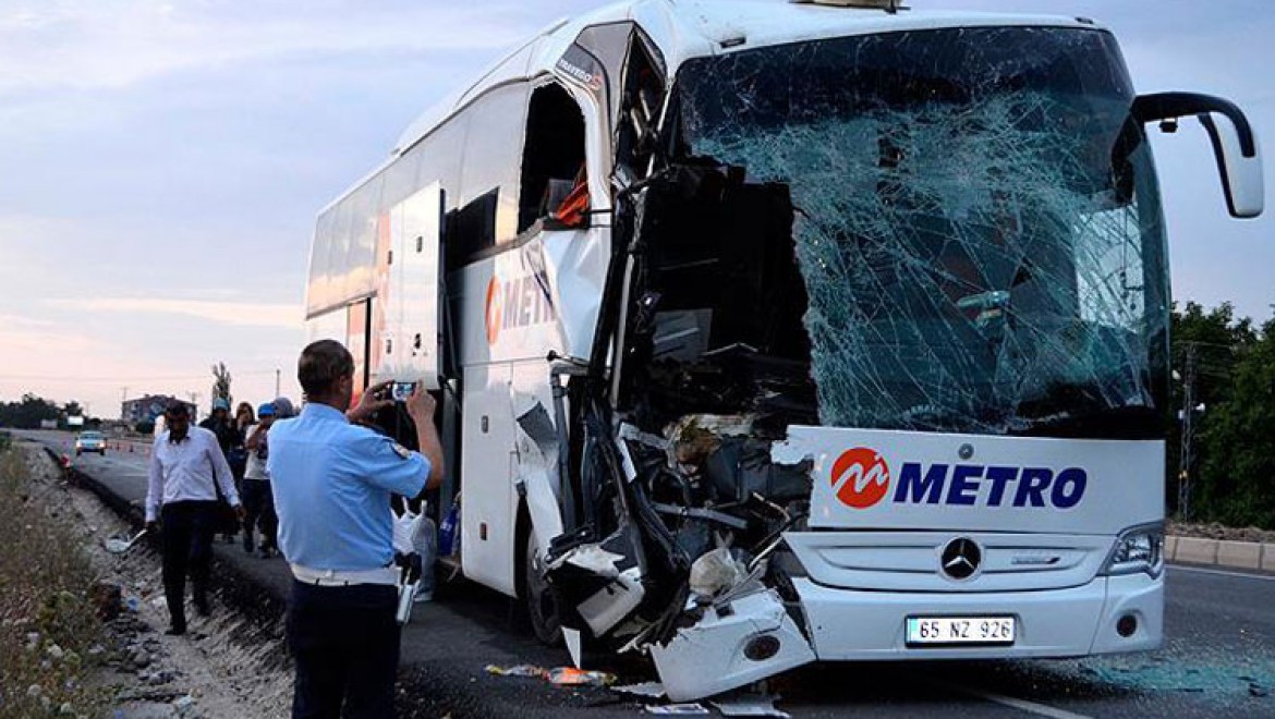 Amasya'da Yolcu Otobüsü Tıra Çarptı: 23 Yaralı