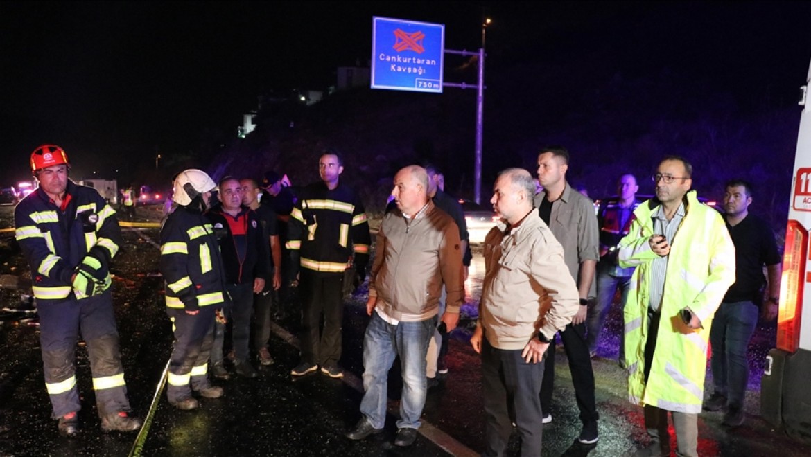 Denizli'de otobüs minibüs ve hafif ticari araca çarptı: 3 ölü