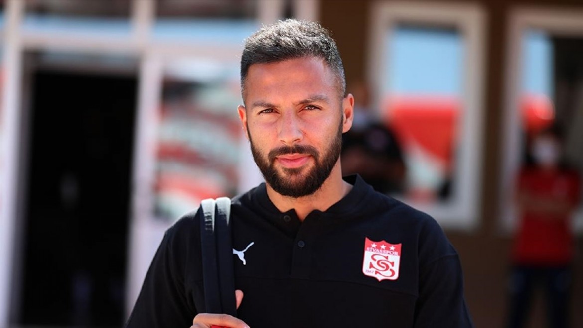 Sivassporlu futbolcu Yasin Öztekin'in Kovid-19 testi pozitif çıktı