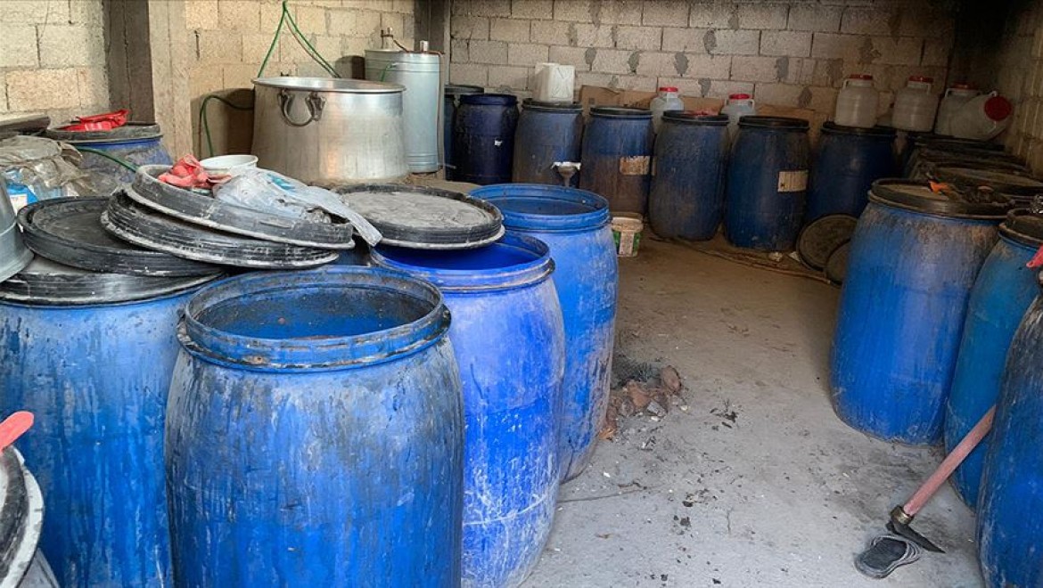 Adana'da imalathaneye dönüştürülen evde 4 bin litre sahte içki bulundu