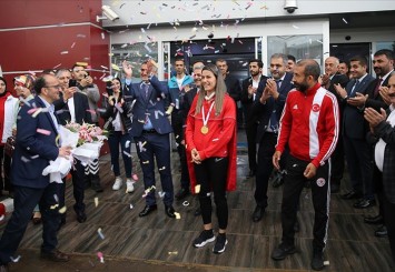 Dünya şampiyonu milli boksör Hatice Akbaş, memleketi Malatya'da coşkuyla karşılandı