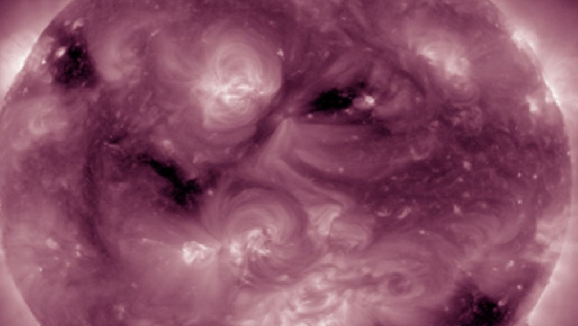 NASA fotoğrafını paylaştı Güneş 'Suratını ekşitti'