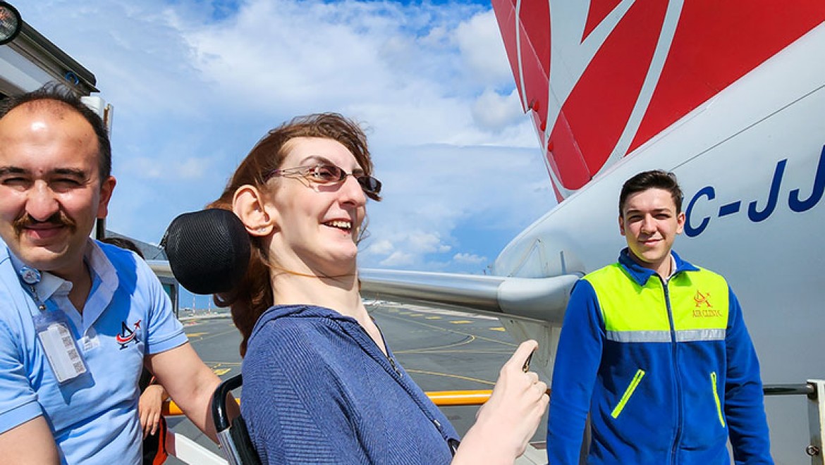 "Dünyanın en uzun boylu kadını", THY'nin desteğiyle ilk kez uçağa bindi
